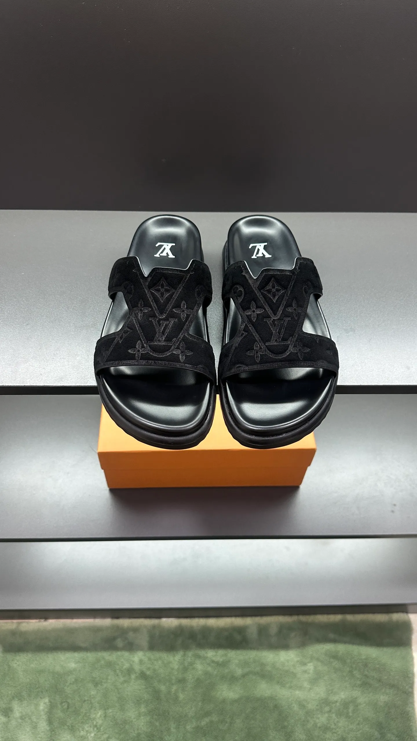 P320 🔍LV Men's Spring and Summer Slippers Counter Synchronization. The uppers are imported cowhide fabric from Italy, with logo graphics and high-quality craftsmanship. The soles are: original soles specially provided by the original factory. The exclusive movable molded soles are super comfortable. The original factory follows the order. 🔍🔍High quality. You can enter and leave the counter at will. Welcome to compare. Code number 38-45 No. 058